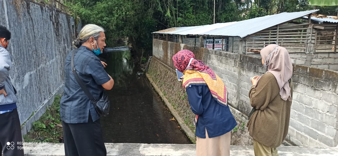 GarlinMaharani's tweet photo. Aksi PPB Setidaknya kita perlu menyentuh kegiatan bersih sampah disungai.. Salut dengan pemuda yang peduli lingkungan di desa Wates Kec. Pagu Kab. Kediri mari kita peduli sumber air dan sungai disekitar untuk melestarikannya @bppp_banyuwangi @Edhy_Prabowo @puslatluhkp @kkpgoid https://t.co/KAebh8pq8Y