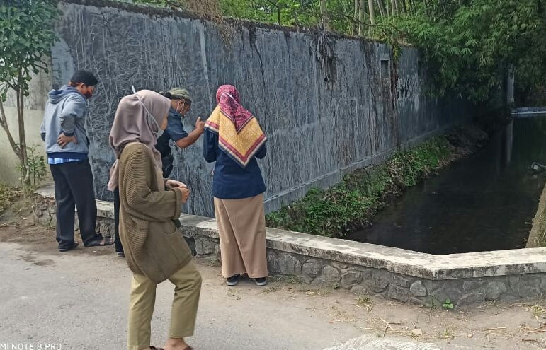 GarlinMaharani's tweet photo. Aksi PPB Setidaknya kita perlu menyentuh kegiatan bersih sampah disungai.. Salut dengan pemuda yang peduli lingkungan di desa Wates Kec. Pagu Kab. Kediri mari kita peduli sumber air dan sungai disekitar untuk melestarikannya @bppp_banyuwangi @Edhy_Prabowo @puslatluhkp @kkpgoid https://t.co/KAebh8pq8Y