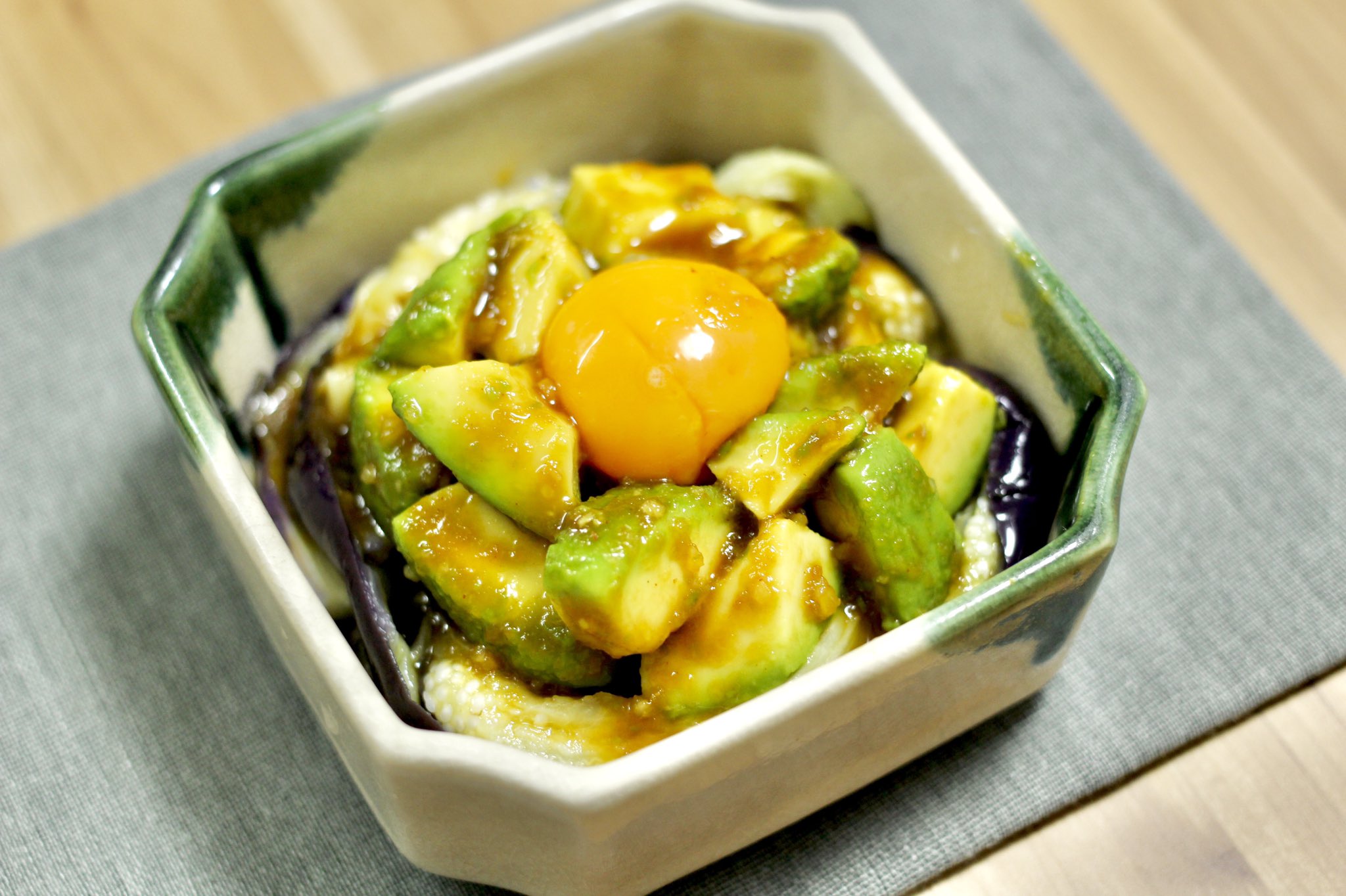 ぼく イラスト料理研究家 焼肉のたれ ポン酢で和えるだけで 鬼ほど美味しいアボカドユッケができる トゥルトゥル濃厚 おかずに 丼に つまみに アボカド1個 4分レンチンした 焼肉のたれ大2 ポン酢大半分