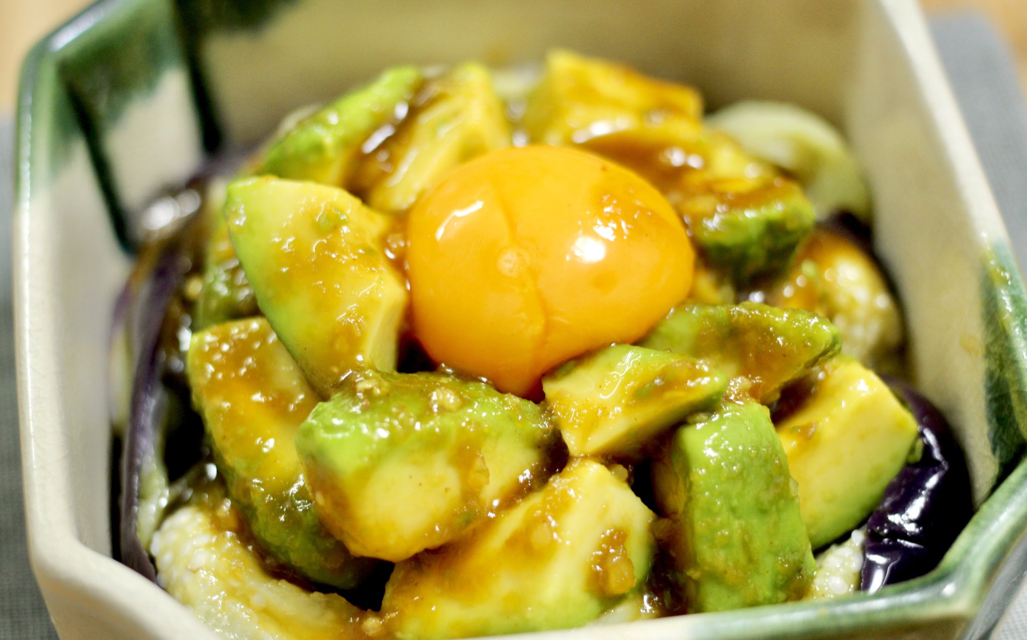 ぼく イラスト料理研究家 焼肉のたれ ポン酢で和えるだけで 鬼ほど美味しいアボカドユッケができる トゥルトゥル濃厚 おかずに 丼に つまみに アボカド1個 4分レンチンした 焼肉のたれ大2 ポン酢大半分