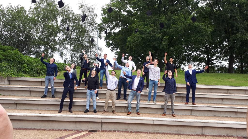 #trots op de afstudeerders <a href="/FAutomotive/">Fontys Automotive</a> ! Hier de tweede groep van vandaag.