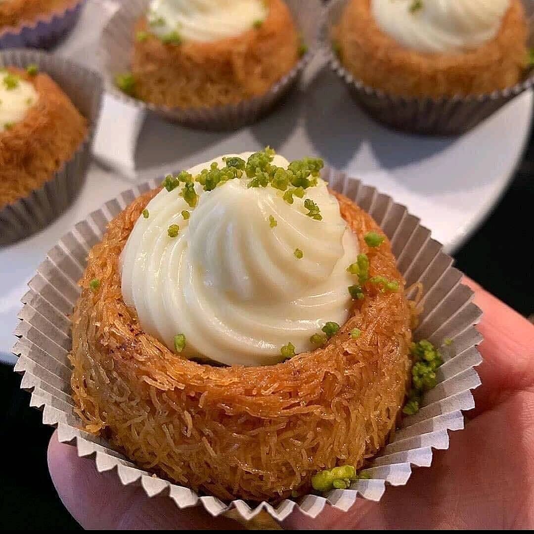 wasfati_k's tweet photo. ميني تارت الكنافة 😍👌♥️
المقادير : 
كنافة 
زبدة 
فستق حلبي 
الحشوة : 
2 كوب حليب 
1 ملعقة كبيرة نشا 
1 ملعقة دقيق 
2 ملعقة كبيرة سكر 
1 ملعقة فانيليا 
1 ملعقة كبيرة زبدة بدرجة حرارة الغرفة 💚الطريقة : 
1_نفرك الكنافة مع الزبدة مضبوط . https://t.co/uwUgMUzymC