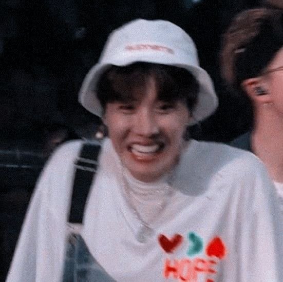 A thread of HOSEOK pics taken by ARMYS in concerts that’s are pure and beautiful and give you feels of a concert chaos and life