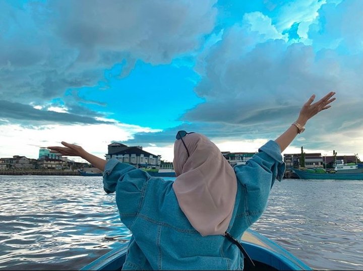 Aku bisa hadir tanpa ku ungkapkan, dan aku bisa pergi tanpa ku jelaskan