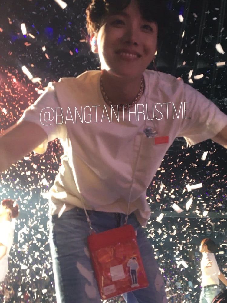 A thread of HOSEOK pics taken by ARMYS in concerts that’s are pure and beautiful and give you feels of a concert chaos and life