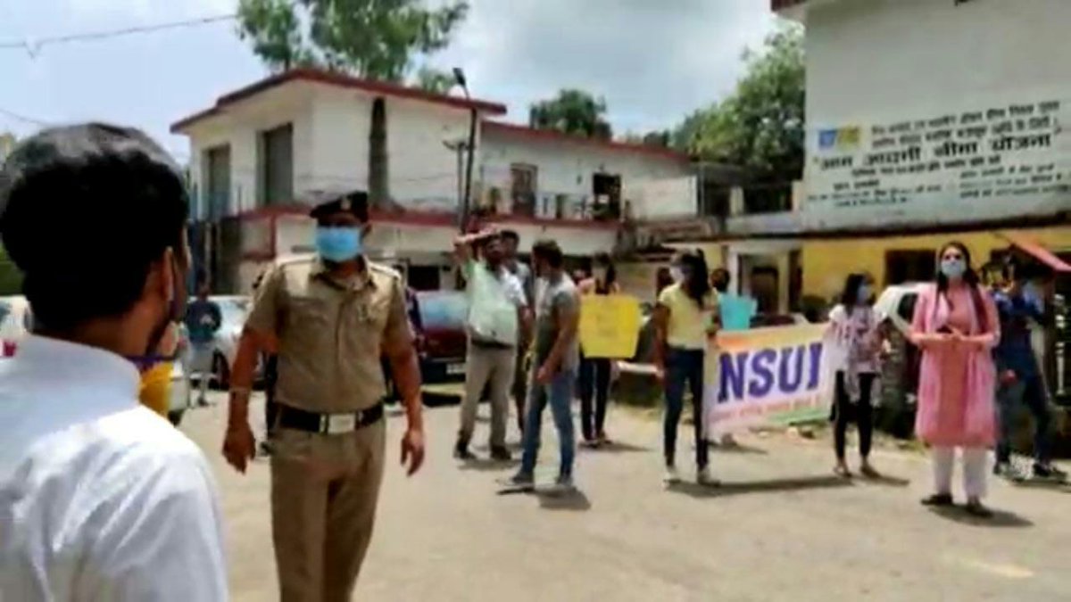 nsui's tweet photo. NSUI देहरी, जिला काँगड़ा ने आज प्रदेश अध्यक्ष छत्तर सिंह ठाकुर की अगुवाई में फतेहपुर चौक से तहसीलदार कार्यालय तक छात्रों को इस कोरोना काल में बिना परीक्षा लिए प्रोमोट करने की मांग को लेकर उग्र प्रदर्शन किया I
#PromoteStudentsSaveFuture 
#NoExamsInCovid https://t.co/fGGUMFVp0D