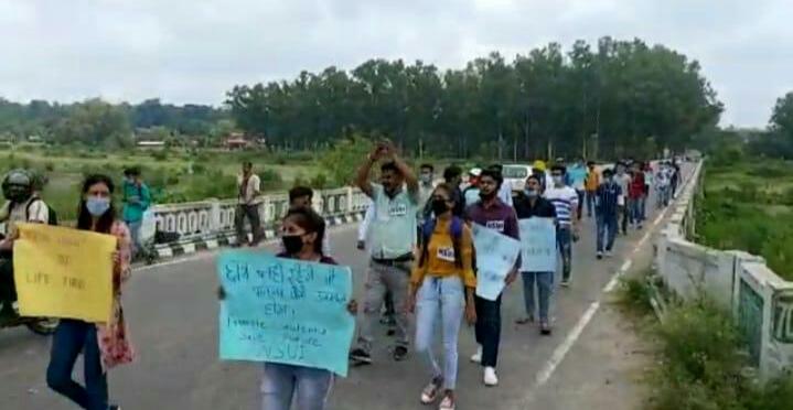 nsui's tweet photo. NSUI देहरी, जिला काँगड़ा ने आज प्रदेश अध्यक्ष छत्तर सिंह ठाकुर की अगुवाई में फतेहपुर चौक से तहसीलदार कार्यालय तक छात्रों को इस कोरोना काल में बिना परीक्षा लिए प्रोमोट करने की मांग को लेकर उग्र प्रदर्शन किया I
#PromoteStudentsSaveFuture 
#NoExamsInCovid https://t.co/fGGUMFVp0D