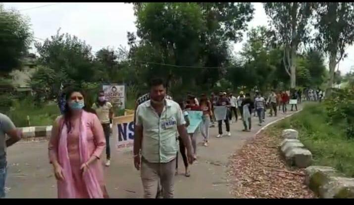 nsui's tweet photo. NSUI देहरी, जिला काँगड़ा ने आज प्रदेश अध्यक्ष छत्तर सिंह ठाकुर की अगुवाई में फतेहपुर चौक से तहसीलदार कार्यालय तक छात्रों को इस कोरोना काल में बिना परीक्षा लिए प्रोमोट करने की मांग को लेकर उग्र प्रदर्शन किया I
#PromoteStudentsSaveFuture 
#NoExamsInCovid https://t.co/fGGUMFVp0D