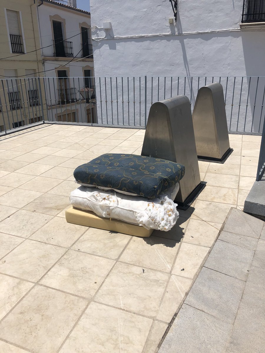 Volvemos a hacer un llamamiento al civismo en el día de hoy, mantener nuestras calles y plazas limpias es labor de todos. <a href="/AyuntArchidona/">Ayunt Archidona</a> <a href="/Poli_Archidona/">P.Local Archidona</a> @archidonainf