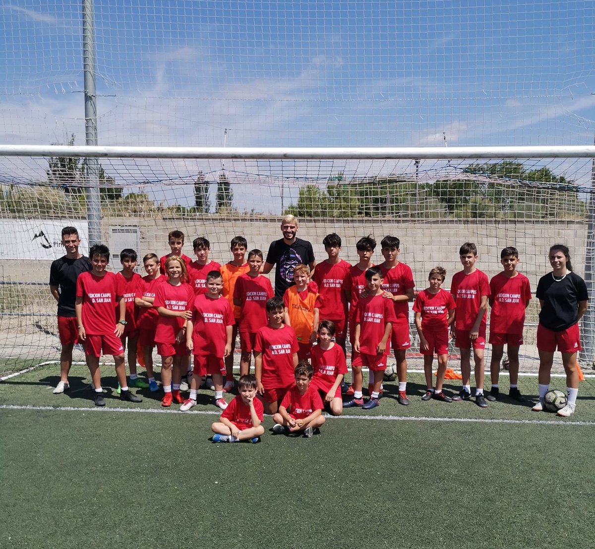 CLUB | 👍 Javi Álamo, el que fuera jugador del #RealZaragoza, ha visitado hoy nuestra 'I Edición del Campus de la <a href="/ADSanJuanM/">AD San Juan de Mozarrifar</a>'

⚽ #Fútbol #Base #Cantera 
♥️ #Aragón #Zaragoza #SanJuan 

🔴⚫🔴 #VamosSanJuan 🔴⚫🔴