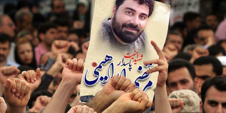#مرتضی_ابراهیمی، برادر رشید ما و شما بود...

که در #آبان98 آنقدر با کارد و سنگ به جسمش زدید تا شهیدش کردید.

و حالا هشتگ می‌زنید که عاملان این شهادت‌ها و آتشسوزی‌ها و فتنه‌ها را #اعدام_نکنید؟!

وَه که چقدر وقیحید و حتی از قاعده ساده "زد و خورد" هم مثل ترسوها می‌گریزید.
