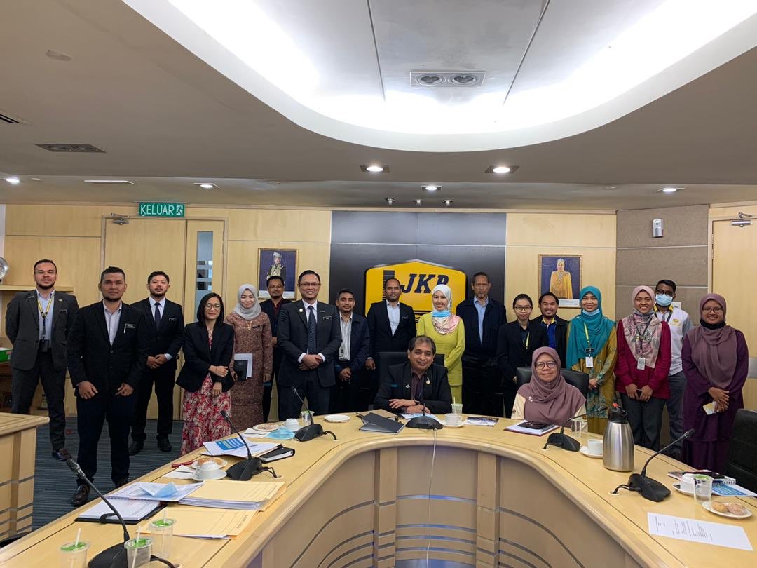 CIVILCORE_'s tweet photo. Ahli JK #CIVILCORE2020 &amp; Disiplin Awam @CivilJKR menyaksikan penyerahan tugas YBrs Ir @azudinmansor kepada YBrs Dr @MohammadMaziah sebagai Pengerusi Baharu #CIVILCORE2020

Terima kasih YBrs Ir Hj Mohd Azudin atas sumbangan diberikan sepanjang mengalas tugas dalam persidangan ini https://t.co/L2qkMAWszr