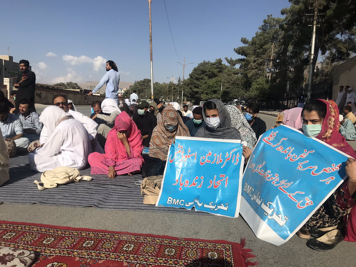 MahrangBaloch_'s tweet photo. بلوچستان کے طلباء کو ایک سوچے سمجھے سازش کے تحت ہر دوسرے دن سڑکوں پہ لایا جاتا ہے۔کیا وزیر اعلی اپنے اختیارات سے واقف نہیں؟طلباء اور ملازمین کے مظاہرے کو جی پی او چوک پر روک دیا گیا ہے ۔ہم اس احتجاج کو بی ایم سی کے بحالی تک جاری رکھے گے۔
#گورنر_راج_نامنظور 
#StandWithBmcStudents https://t.co/cUmq7GJ1xL