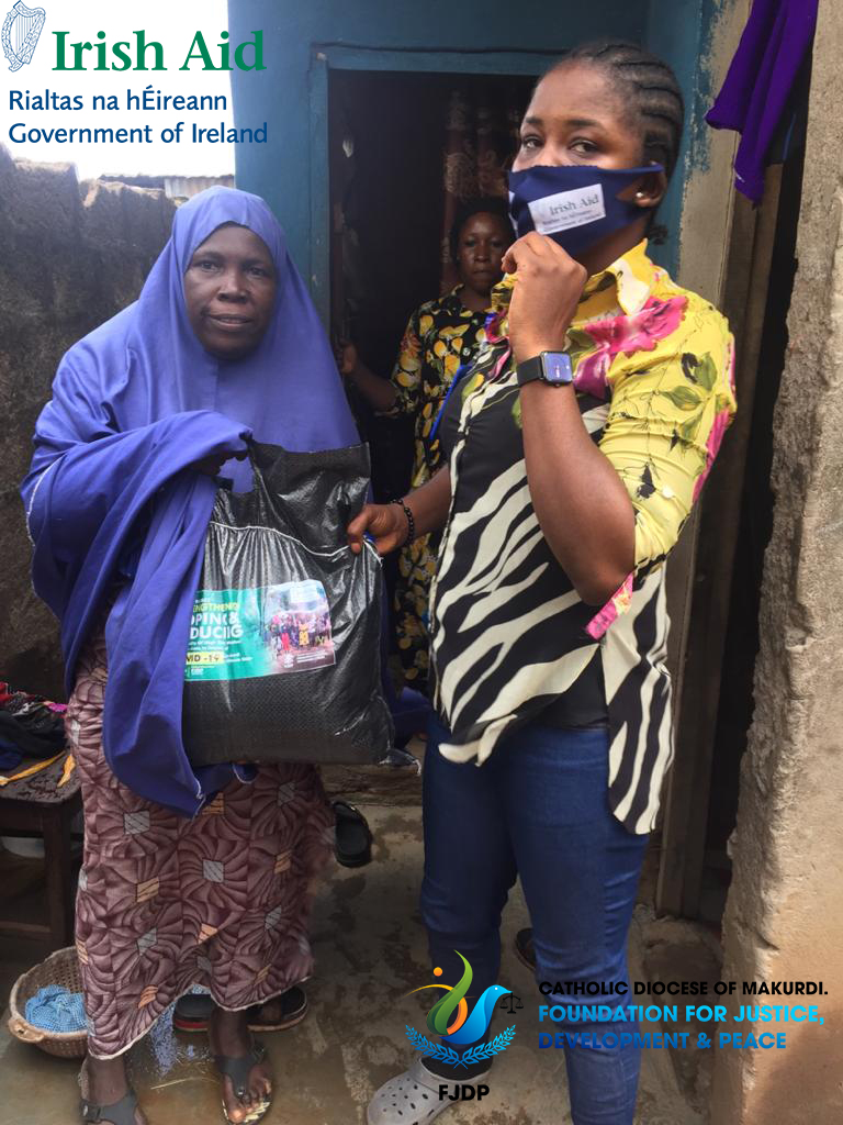 fjdpnigeria's tweet photo. FJDP volunteer staff yesterday commenced the distribution of palliatives to vulnerable households within Makurdi metropolis. The beneficiaries expressed their heartfelt gratitude to Irish Aid and FJDP.
#FJDP
#IRISHAID
#WithSupportFromIrishAid
#AworldWithoutPovertyAndHunger https://t.co/rdqcAQl1Jt