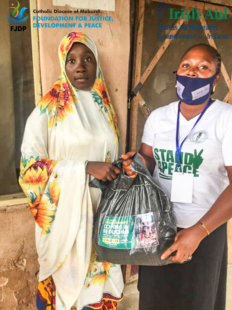 fjdpnigeria's tweet photo. FJDP volunteer staff yesterday commenced the distribution of palliatives to vulnerable households within Makurdi metropolis. The beneficiaries expressed their heartfelt gratitude to Irish Aid and FJDP.
#FJDP
#IRISHAID
#WithSupportFromIrishAid
#AworldWithoutPovertyAndHunger https://t.co/rdqcAQl1Jt