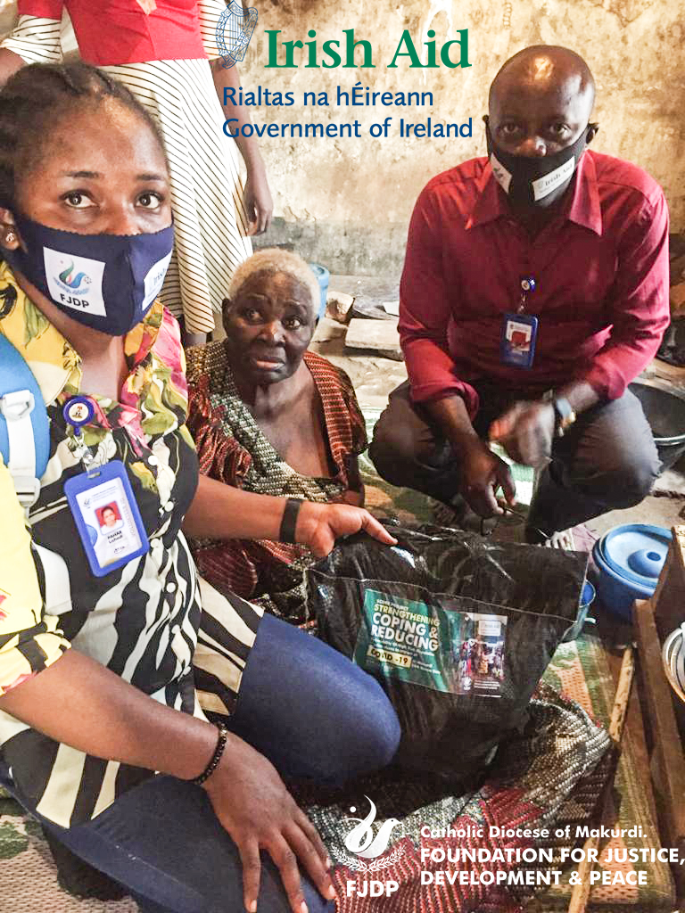 fjdpnigeria's tweet photo. FJDP volunteer staff yesterday commenced the distribution of palliatives to vulnerable households within Makurdi metropolis. The beneficiaries expressed their heartfelt gratitude to Irish Aid and FJDP.
#FJDP
#IRISHAID
#WithSupportFromIrishAid
#AworldWithoutPovertyAndHunger https://t.co/rdqcAQl1Jt