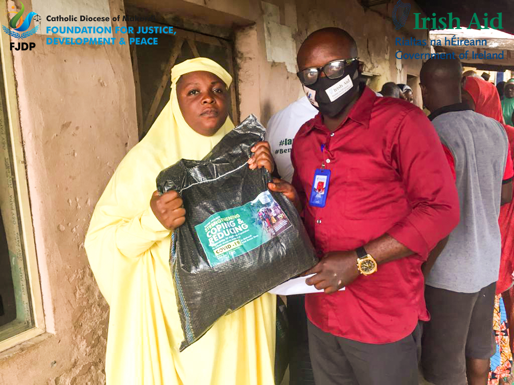 fjdpnigeria's tweet photo. FJDP volunteer staff yesterday commenced the distribution of palliatives to vulnerable households within Makurdi metropolis. The beneficiaries expressed their heartfelt gratitude to Irish Aid and FJDP.
#FJDP
#IRISHAID
#WithSupportFromIrishAid
#AworldWithoutPovertyAndHunger https://t.co/rdqcAQl1Jt