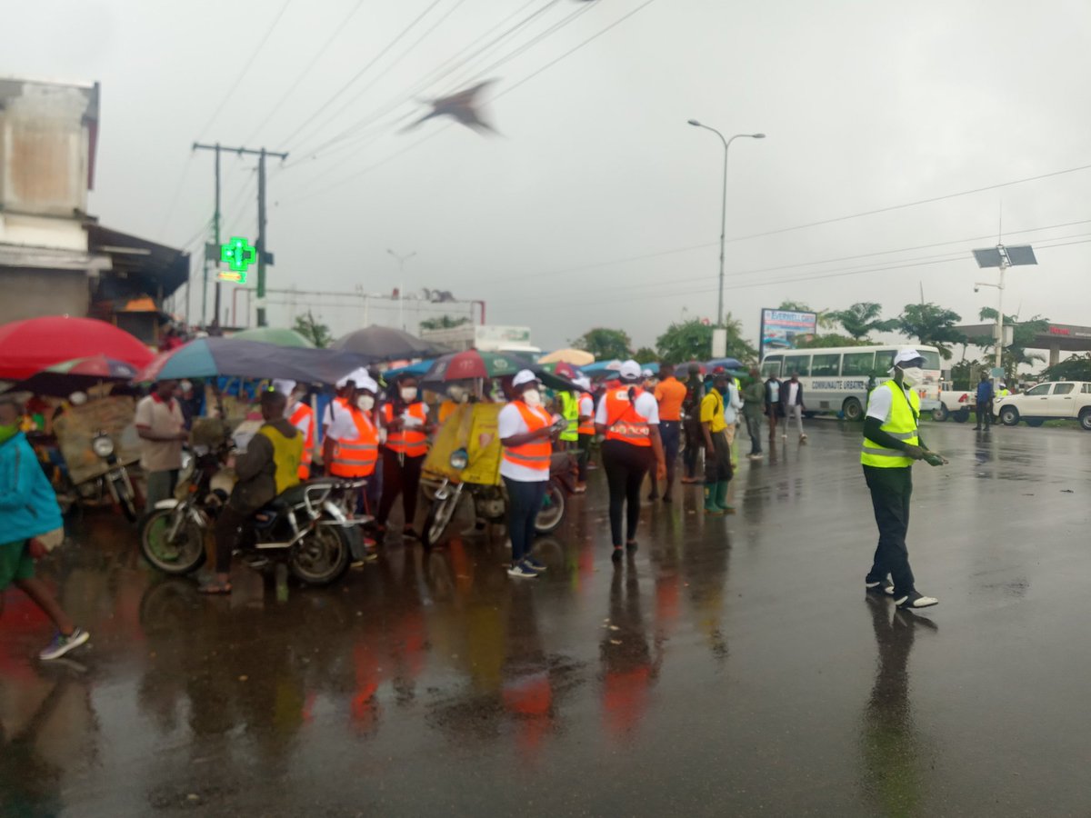cangouande's tweet photo. Depuis ce lundi @CityOfDouala et les mairies sont sur le terrain pour une sensibilisation de proximité au #Covid19. Port de masque et sensibilisation sur les centres de dépistage gratuit. Hier #Dla5, Aujourd'hui nous faisons le tour de #Dla3 avec le Maire @ValentinEpoupa https://t.co/k6aHWhWr0g