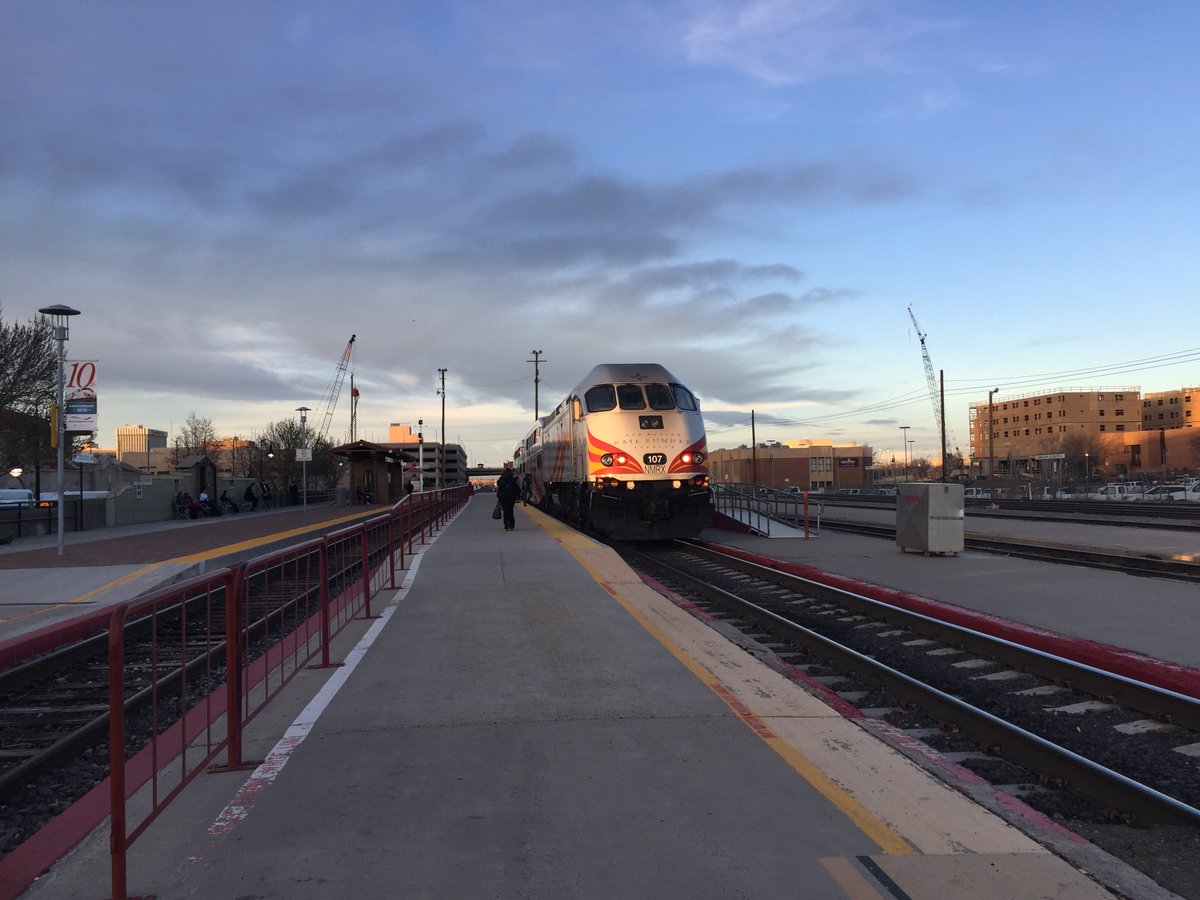 3/ I passed through Albuquerque in February 2017. On my first evening in the city, I wandered to the Downtown railway station and got a few photos of an evening service in the last of the sunlight.