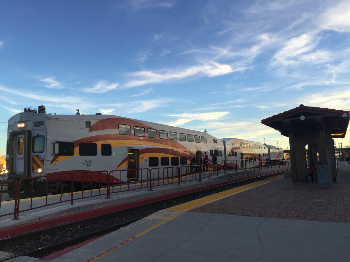 3/ I passed through Albuquerque in February 2017. On my first evening in the city, I wandered to the Downtown railway station and got a few photos of an evening service in the last of the sunlight.