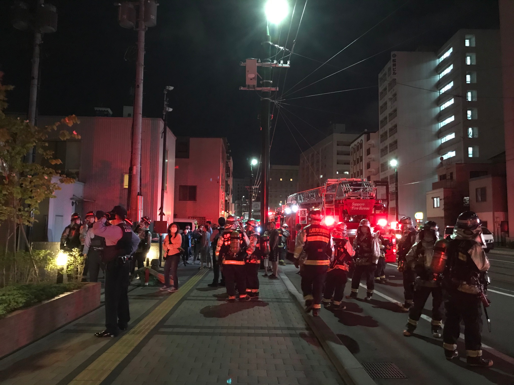 画像 うちの近所 札幌市中央区 で火災出動あってパトカー 救急車 消防がたくさん来てるんだけど 結局のところ 火のようなものが見えた という通報で来たようで 現場が特 まとめダネ
