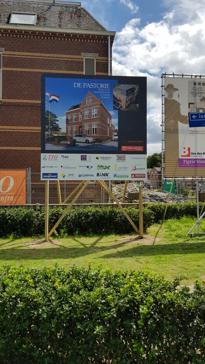 MaasJacobs's tweet photo. Voor het werk 'Pastorie' te Dongen hebben we een bouwbord laten plaatsen waarop alle deelnemende partijen zichtbaar zijn. Na onze welverdiende vakantie gaan we hier volop aan de gang! https://t.co/2rY1jOlAmh