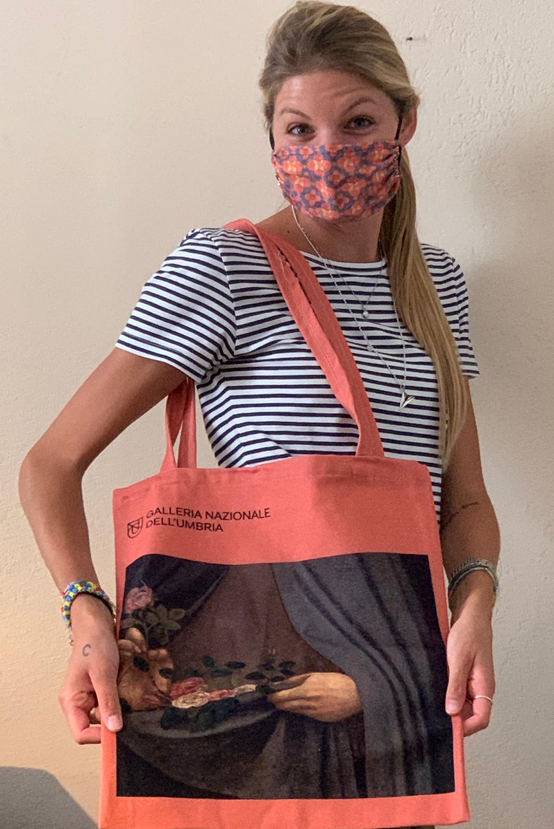 ClpMilano's tweet photo. #CLPower | Che stile, #Taddeo! La bag e la mascherina firmate #GNUperugia ti aspettano alla Galleria Nazionale dell'Umbria di #Perugia ✨
😷 + 👜 Kit: @GalleriaNazUmbr
💃 Model: Stefania Rusconi
📸 Ph: @anninacats
#CLPRelazioniPubbliche #TaddeoDiBartolo #GNUstyle https://t.co/VZRjp7iAin