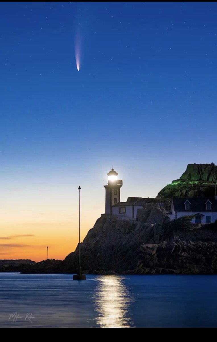 chematierra's tweet image. #OjosAlCielo
🤩
El #Cometa #NEOWISE sobre el Faro de Île Louët desde Carantec Francia 🇫🇷 ayer por la mañana, poco más de una hora antes del amanecer
Créditos Mathieu Rivrin 
 @mathieurivrin 
Vía @aveilleur
