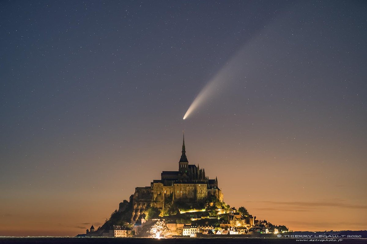 meteolp's tweet photo. ESPECTACULAR!!!! Fotografía del cometa NEOWISE sobre el Mont-Saint-Michel, Normandía, Francia, en la madrugada del domingo recién pasado. Fotografía de Thierry Legault. #NEOWISE https://t.co/dc0thBElVK