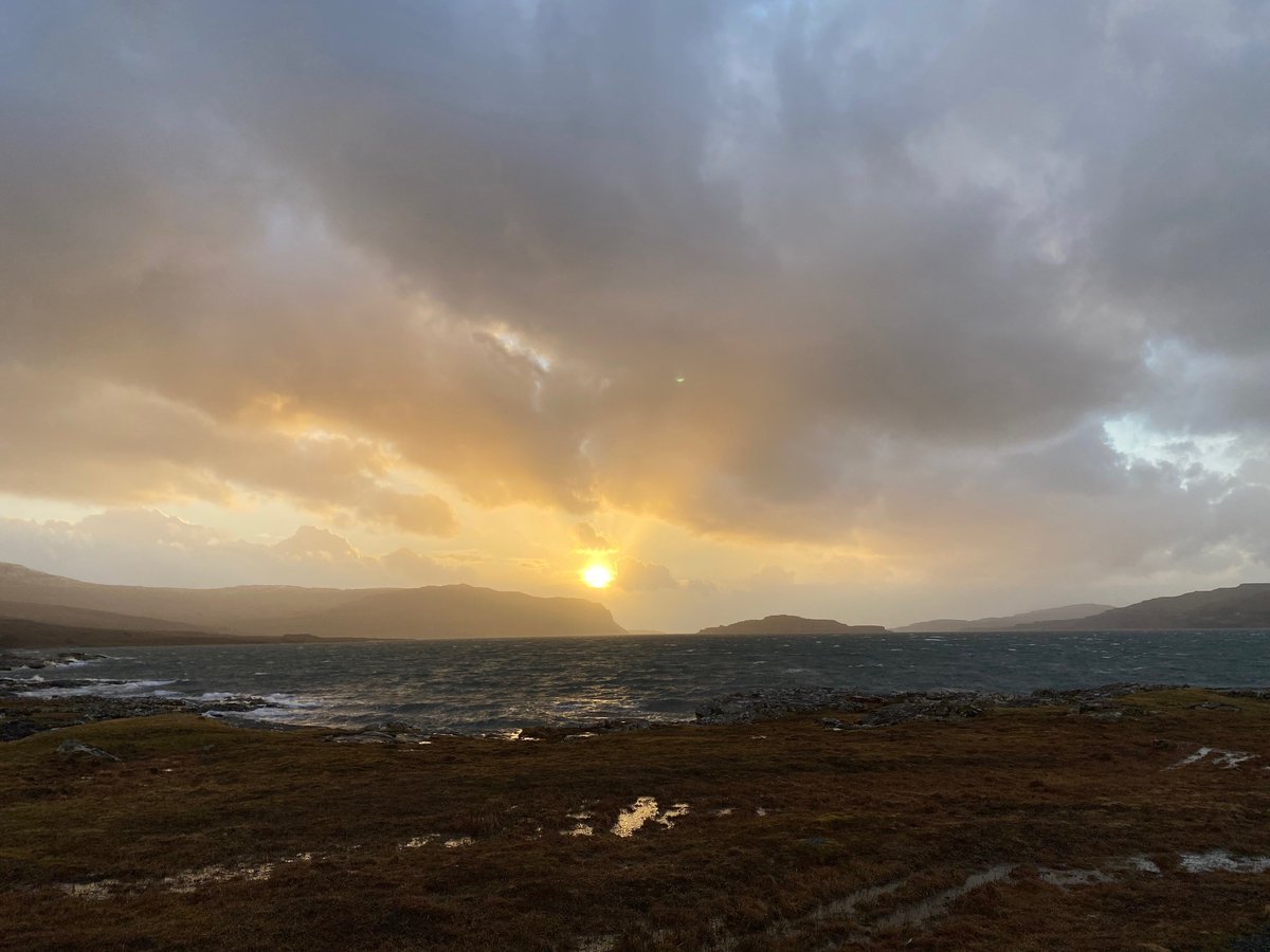 skyeandfrisa's tweet photo. @wildfreckle If it does that tomorrow (which @joydunlop says it will, and she should know), you know we've got 40 more days of this don't you? #saintswithinsday #fortydays #fortynights ☔️🌧️😩 @BBCScotWeather https://t.co/JxWTAQ0ldo