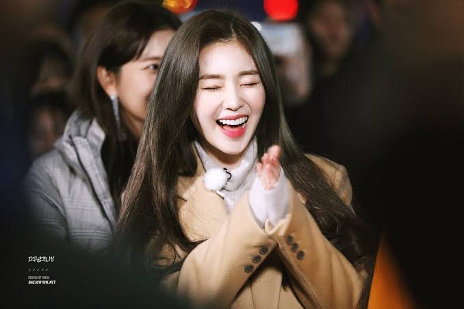 renesapphic's tweet photo. When you accidentally type
😂😂🤫😂
#RedVelvet_IRENE_SEULGI_Monster #irene #seulgi #redvelvet #seulrene #StreamMonsterMV #BaeJoohyun #joy #wendy #yeri #laughing #wenrene https://t.co/0edx10Fy6M