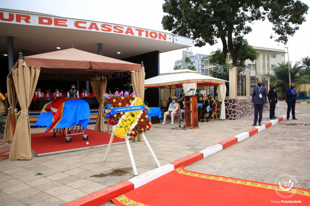 LeKabala's tweet photo. Son Excellence Monsieur le Président  de la République #Felix_Tshisekedi  a rendu un hommage mérité au premier président de la cour de cassation #Tambwe_Kanyiki ce mardi 14 juillet 2020 et compatissant à la douleur familiale. https://t.co/x3bckqqHQr