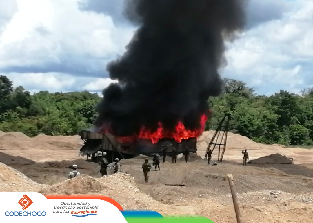 CodechocoCar's tweet photo. En #Operativo de Control y vigilancia a la #MineríaIlegal y en cumplimiento de la sentencia T622/ en articulación con la @PoliciaColombia @COL_EJERCITO y la @FiscaliaCol se destruyeron 2️⃣ retroexcavadoras y 4️⃣ Dragas sobre la cuenca del #RíoQuito https://t.co/Q6VQ63P4Jc