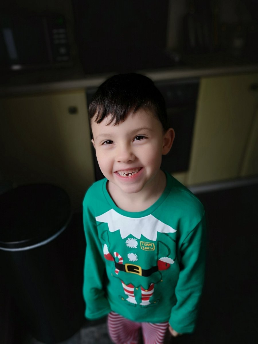 MaryLRehman's tweet photo. @EPATurtles @DeltaEstcourt Thank you Miss Eggleton for the card and book, and for being a brilliant teacher! Have fun over the holidays, love from William 😊 https://t.co/2lZABjpwzp