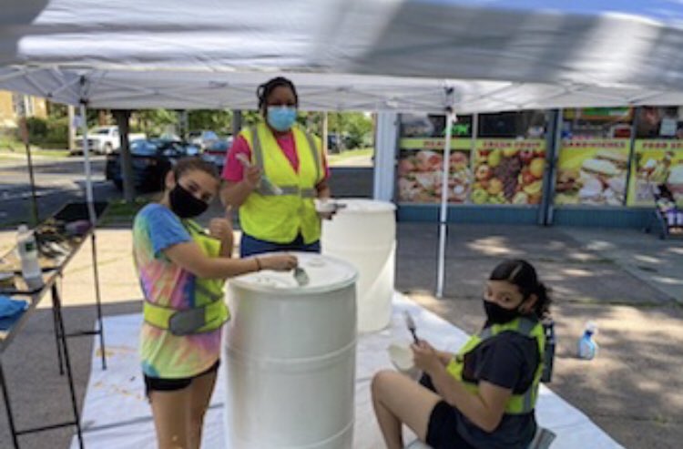 lof_art's tweet photo. Here’s the youth group sweeping &amp; painting today!! #RunoffArt
#CleanWaterArt
#LotsofFish
#GreenJobs4Youth
#H2Oed #CleanWater 
#StormWaterRunoff

@LottaFish
@RunoffArt
@SustainableCT https://t.co/YTxsawdbPR