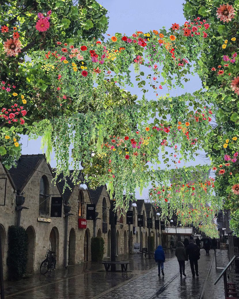 Cet été 2020, les fleurs vont décorer le ciel de Bercy Village 🌸.

Audray Roy-Camille propose une installation inédite : 2600 fleurs suspendues dans les airs comme des guirlandes. A voir et à prendre en photo du 11 juillet au 11 octobre 2020.

Photo (c) Bercy Village