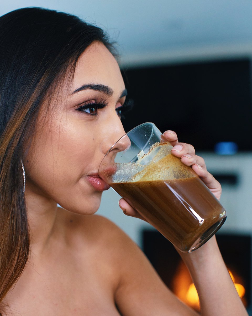 FabCBD's tweet photo. Who needs some #TuesdayVibes with a SuperFoods Cocoa Crisp Smoothie? 🥃❤️🙌 #fabcbd #cbdbenefits #plantbased #cbdcommunity #smoothie #healthy #yummy https://t.co/bywKBJtiz0