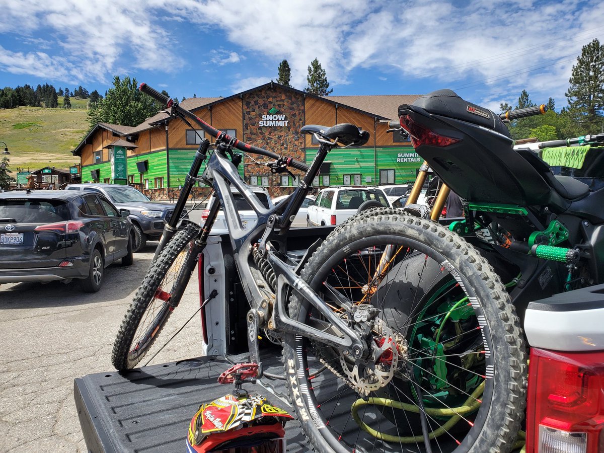 johnnyboylrg's tweet photo. Time for some #dh action at @snowsummit #bdaysesh https://t.co/5QeVI3bOql