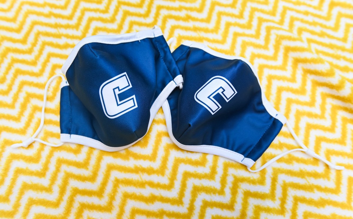 UTChattanooga's tweet image. All Mocs will receive two free Power C masks for Fall 2020. There are TWO ways that students will get them:

1️⃣ Residential Students will receive their masks at move-in check-in.

2️⃣ All other Students will have their masks mailed to their home address.

#MocsMaskUp
1/2