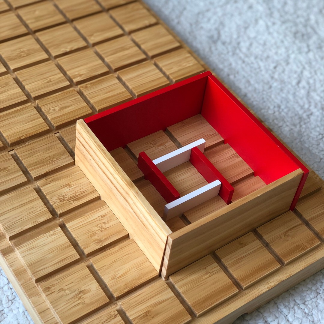 xag's tweet photo. Find out all about squares in @apifni Spaces...get yours @apifni.com
What's a square?
What's in a square?
What's a perimeter?
What's area? 

#matheducation #americanmontessori #math #creativelearning #playnlearn @olivebird @hiphoorayletsplay@littleslearnandread https://t.co/ZD5l4lMlPs