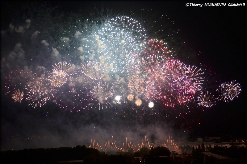 Cliches49's tweet photo. A défaut de ne pas assister aux traditionnels feux d'artifices du 14 juillet (Vu la météo actuelle, c'est pas plus mal...) je vous invite à (re)découvrir le spectacle pyrotechnique de la Ville d'@Angers  édition 2019!
#Angers #FeuxArtifices #14juillet #spectaclepyrotechnique https://t.co/QBcMOMPFmn