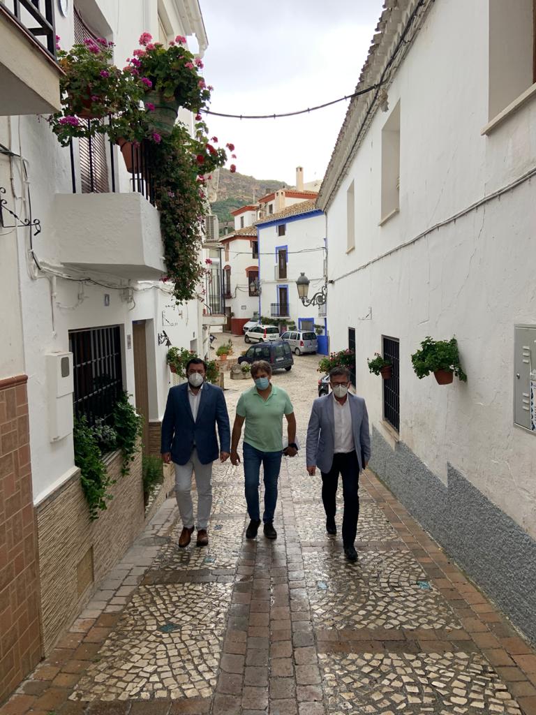 😷Castril, #Granada, protege a sus vecinos ante el #COVID-19.

➡️ El DG de Administración Local de <a href="/AndaluciaJunta/">Junta de Andalucía</a>, <a href="/joaquinsidro/">El Abogado De X</a>, ha visitado esta semana esta localidad que ha recibido 💶22.500€ en ayudas extraordinarias para proteger a sus vecinos ante el #COVIDー19.