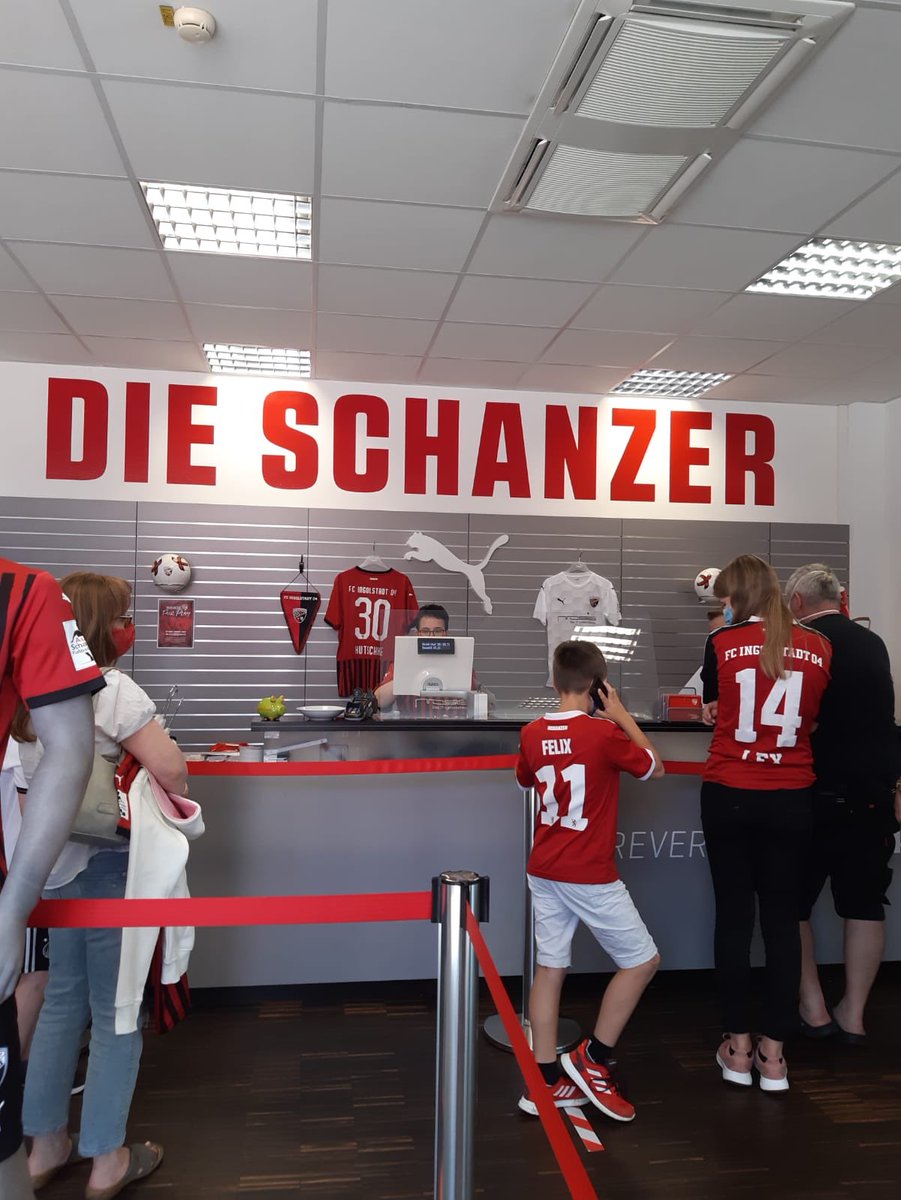 Schanzer's tweet photo. DA IST DAS DING! 😍⚫️🔴
Unser neues Heimtrikot - #INschwarzrot 🙌👉 https://t.co/kt5LPyRdoJ

Die ersten Dressen sind weg 👀 Mehr Impressionen gibt���s in unserer Instagram-Story unter „dieschanzer“ 🎥📸

Trikot &amp; Stadionluft - nur heute bis 18 Uhr! 😉 (Fanshop IM Audi Sportpark) https://t.co/doirlDNTIb