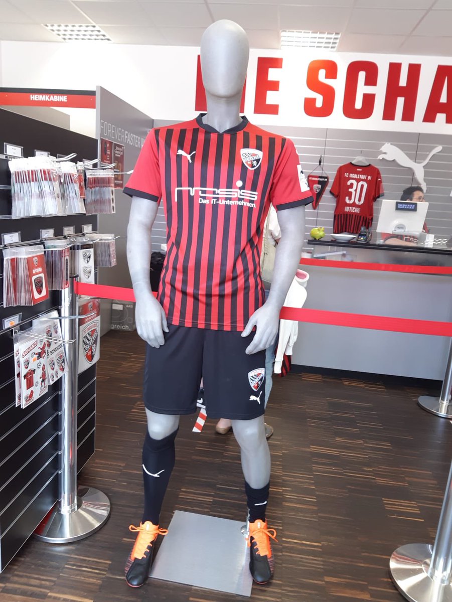 Schanzer's tweet photo. DA IST DAS DING! 😍⚫️🔴
Unser neues Heimtrikot - #INschwarzrot 🙌👉 https://t.co/kt5LPyRdoJ

Die ersten Dressen sind weg 👀 Mehr Impressionen gibt���s in unserer Instagram-Story unter „dieschanzer“ 🎥📸

Trikot &amp; Stadionluft - nur heute bis 18 Uhr! 😉 (Fanshop IM Audi Sportpark) https://t.co/doirlDNTIb
