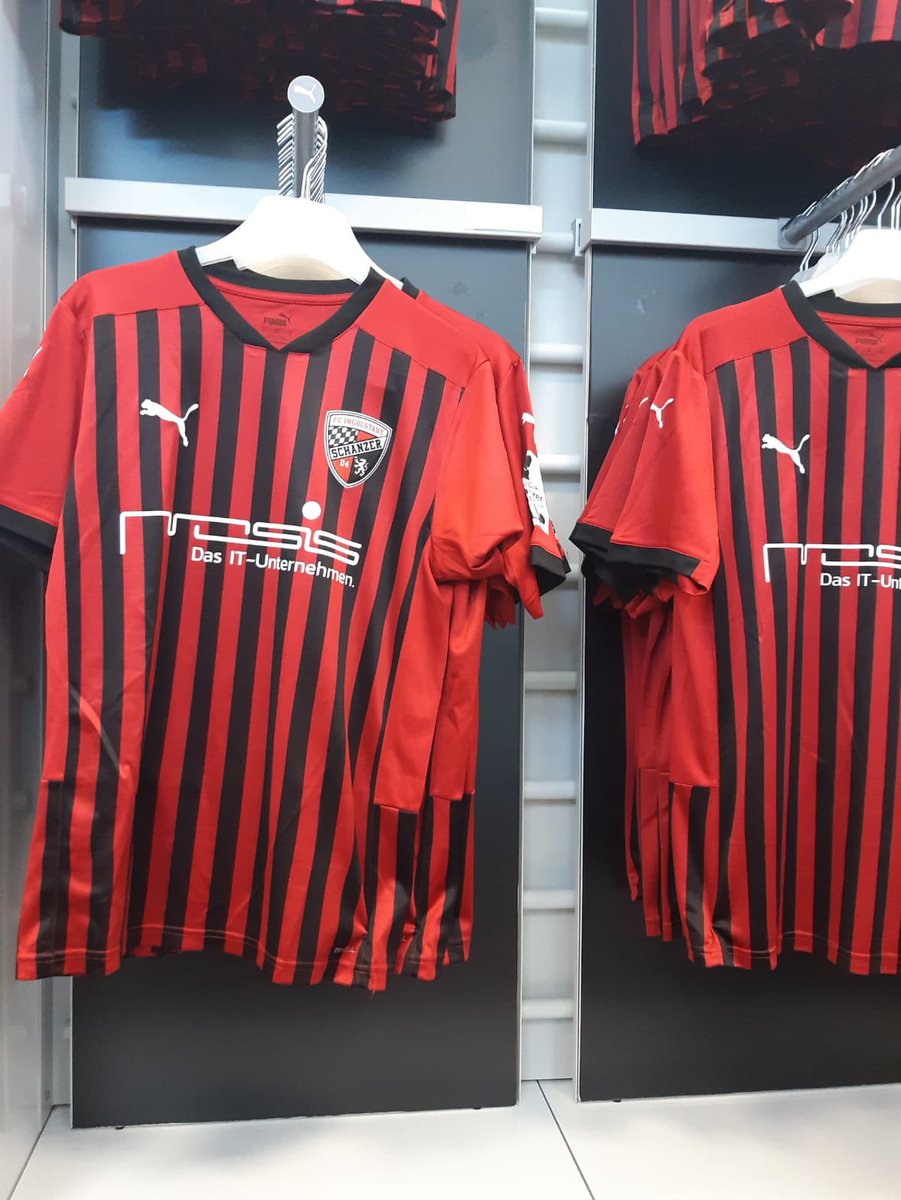 Schanzer's tweet photo. DA IST DAS DING! 😍⚫️🔴
Unser neues Heimtrikot - #INschwarzrot 🙌👉 https://t.co/kt5LPyRdoJ

Die ersten Dressen sind weg 👀 Mehr Impressionen gibt���s in unserer Instagram-Story unter „dieschanzer“ 🎥📸

Trikot &amp; Stadionluft - nur heute bis 18 Uhr! 😉 (Fanshop IM Audi Sportpark) https://t.co/doirlDNTIb
