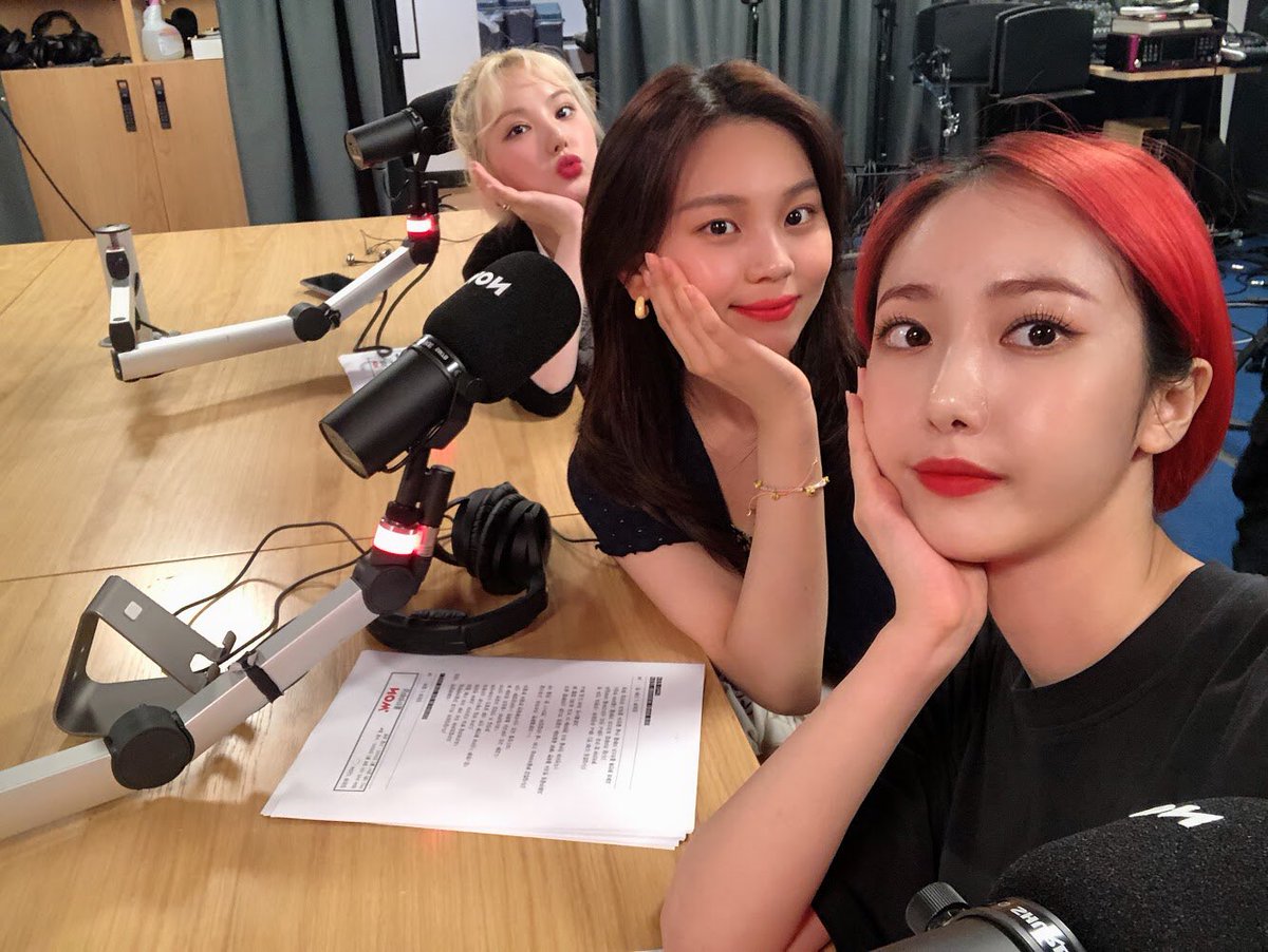 GFRDofficial's tweet photo. [📺 #여친Air]
고요하고, 늦은 밤!
#여자친구 #GFRIEND 가 찾아왔습니다🙌

#심야아이돌 에서는
버디와 어떤 이야기를 나누게 될까요⁉️

잠시 후, 11시🕚
#네이버나우 에서 
🍎#Apple 이야기 한 조각 나눠���요😍🥰 https://t.co/VUvnxJR1lh