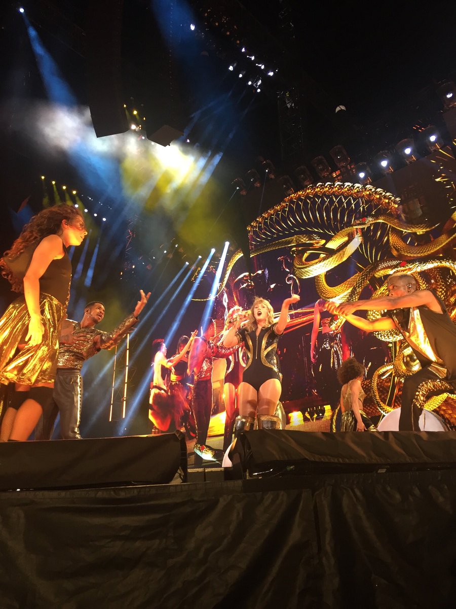 thatcolorblue_'s tweet photo. itโs surreal that i was in the center snake pit two years ago! ๐ #repTourPhilly https://t.co/EKf6hhKHfv