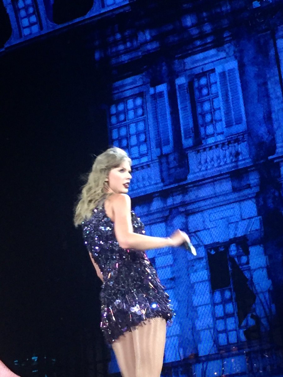thatcolorblue_'s tweet photo. itโs surreal that i was in the center snake pit two years ago! ๐ #repTourPhilly https://t.co/EKf6hhKHfv