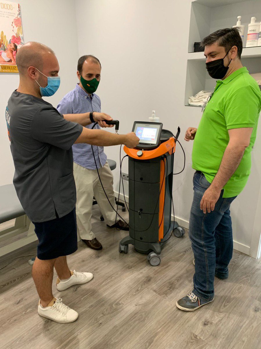 Pablo_Perez_VOX's tweet photo. Esta mañana hemos estado visitando el centro de salud y fisioterapia #EFISA.

Desde @VOX_Majadahonda queremos apoyar a los empresarios y emprendedores que invierten en nuestra cuidad, son los que realmente crean riqueza y empleo 

#Majadahonda
#TuVozEnMajadahonda https://t.co/M2Rk3AjvC0