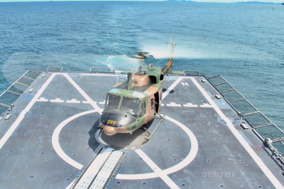 aag_th's tweet photo. 🇹🇭🇩🇪🇺🇸🇰🇷AAG_th บันทึกประจำวัน: กองทัพเรือไทยนำเฮลิคอปเตอร์ #H145M และ #Bell212 ลงจอดบนเรือฟริเกต #เรือหลวงภูมิพลอดุลยเดช https://t.co/wLtTGRIOS6
#Thailand #Navy #กองทัพเรือ @royalthainavy #Gernamy @AirbusHeli #USA @BellFlight #Helicopter #Korea #SouthKorea #DSME #Frigate #Warship https://t.co/iWrethY4iw